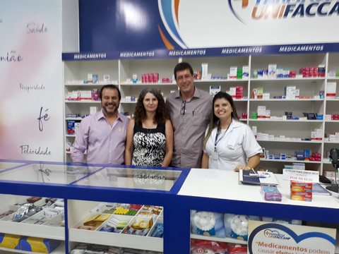Visita dos representantes do Conselho Regional de Farmácia do Estado de São Paulo, Dr. Marcelo Buzanelli (delegado regional); Profa. Dra. Luciana Bizeto (Coordenadora do Curso); Dr. Adriano Favo (Conselheiro Estadual); Dra. Melina (uma das Farmacêuticas responsáveis pela Farmácia Escola).